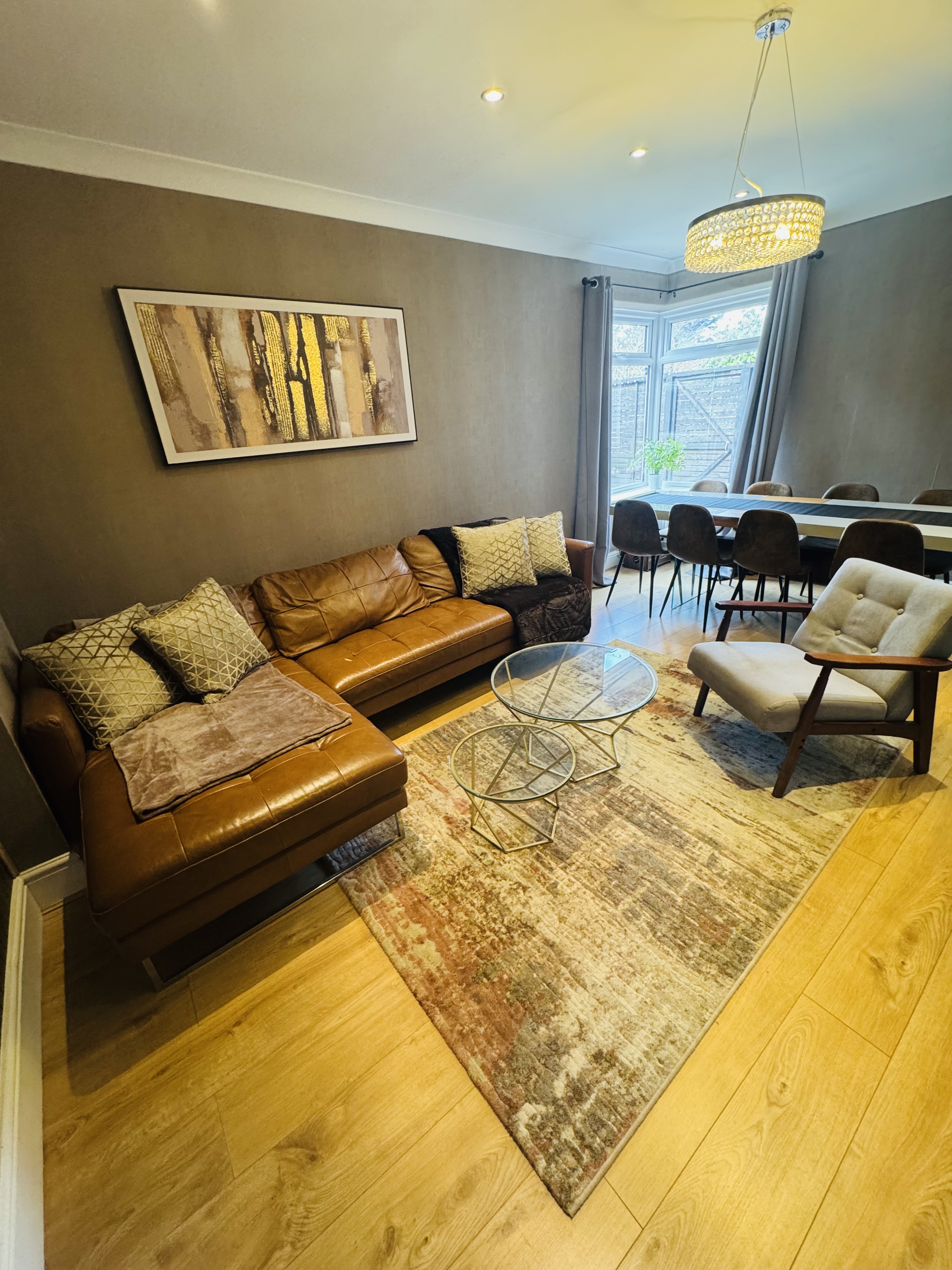 Comfortable 4 bed with free parking & fast Wifi