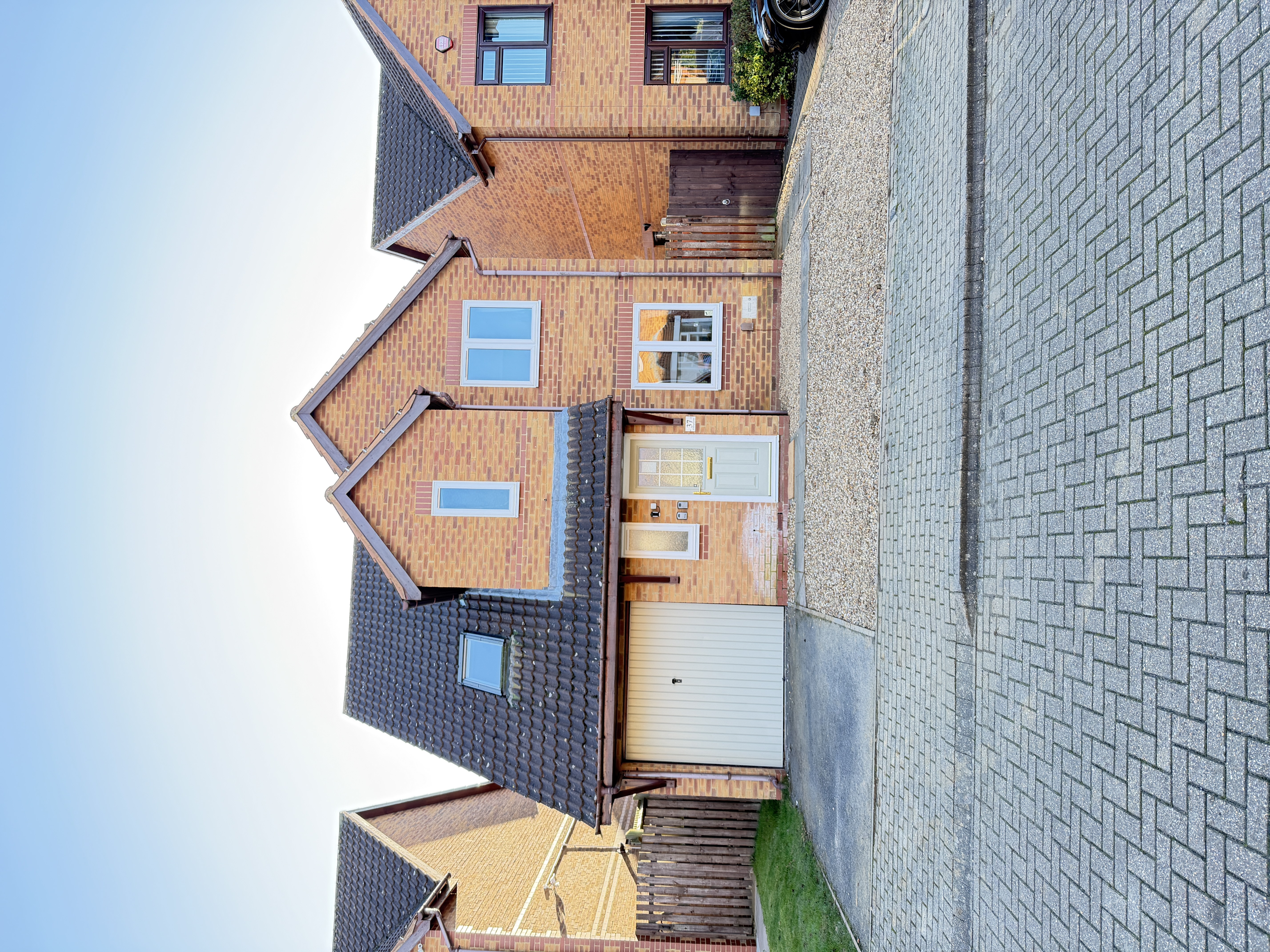 4bedroom house/ driveway/ sleeps7/ 2.5 bathroom