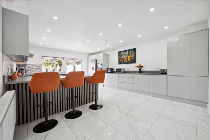 Contractors House Sleeps 26