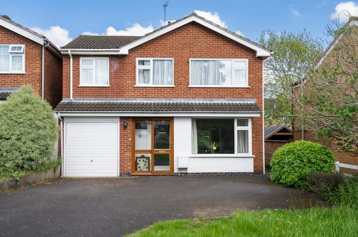 Oadby Manor, 4 Bedroom, 2.5 Baths. Sleeps 10