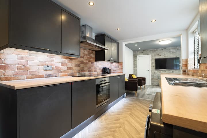Spacious 5BR, Sleeps 10 Guests in City Centre